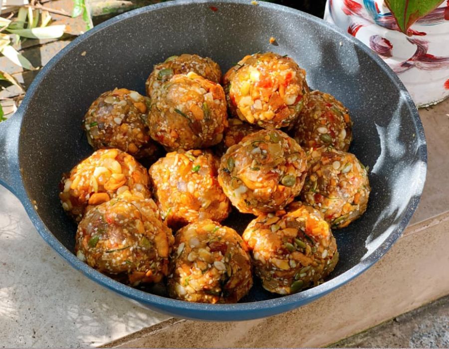 Vo nhân thành những cục tròn để nặn bánh